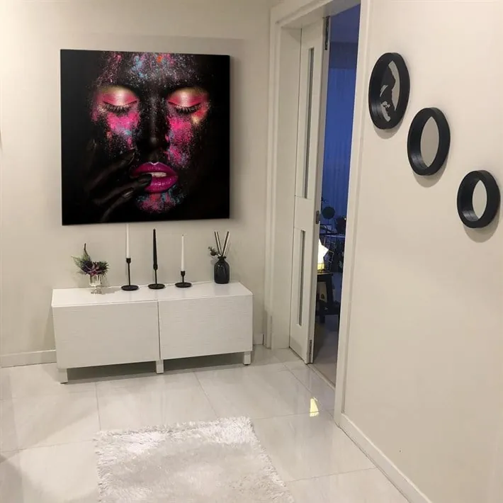 Pembe Makyajlı Boyalı Siyah Kadın Kanvas Tablo